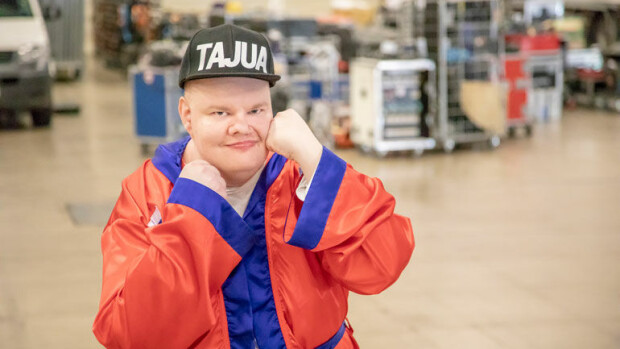 Kiusaajat iskivät touretten oireyhtymästä kärsivän Pekan kotiin – jäätelöä ja piirakoita seiniin! Pekka Luodeslampi joutui kiusaajien uhriksi.