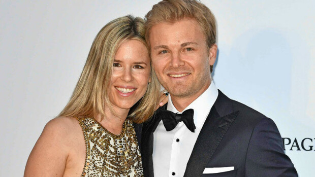 Nico Rosberg ja Vivian-vaimo lemmenlomalla: kuhertelivat avoimesti – kuva! Nico Rosberg ja vaimo viettivät laatuaikaa.