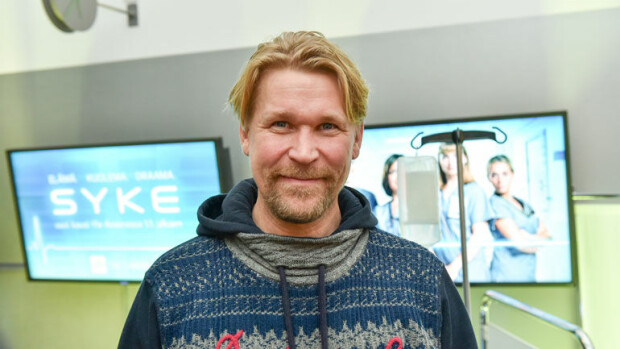 Näin näyttelijä Matti Ristinen muuntautui Kari Tapioksi! ”Vaimo ei ole ainakaan vielä valittanut” Matti Ristinen näyttelee Kari Tapiota.