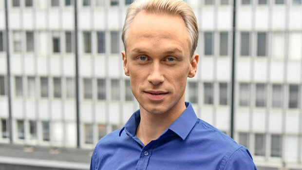 Uusi Putous-tähti Christoffer Strandberg paljastaa: Seurustelen miehen kanssa! Christoffer Standberg on uusi Putous-tähti.