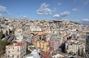 Nähdä Napoli ja kuolla! Italian eteläistä henkeä pursuava Napoli on tuhti pakkaus italialaisuutta: värikkäät persoonat, huippuhyvä ruoka ja hurmaavat näköalat hellivät matkaajaa!