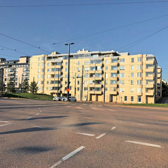 Laura asuu modernissa kerrostalossa Helsingin keskustassa. Laura asuu modernissa kerrostalossa Helsingin keskustassa.