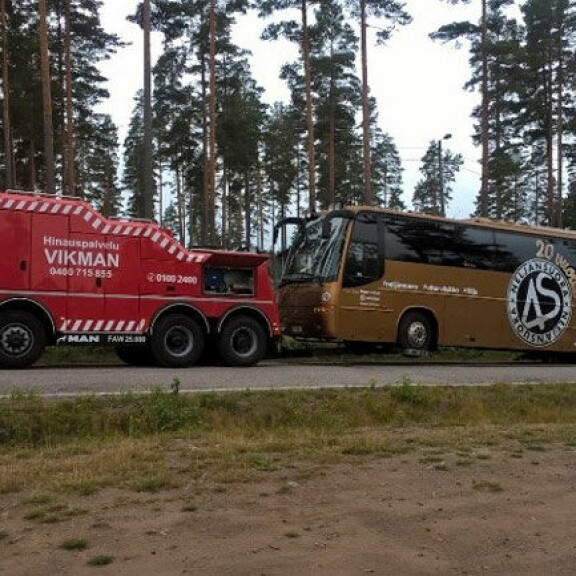 Hups, suosikkiyhtye joutui pulaan Somerolla: keikkabussi hyytyi - hinaaja pelasti! Kuva! Neljänsuoran keikkabussi.