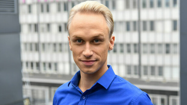 Miehen kanssa seurusteleva Putous-tähti Christoffer Strandberg parisuhteestaan: Hyvin vähän yhteistä aikaa! Christoffer Standberg kertoo parisuhteesta.