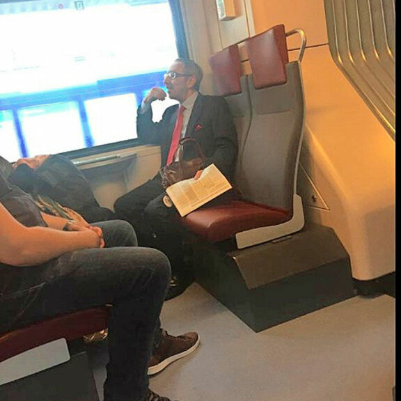 Kansanedustaja Ben Zyskowicz matkusti naisseurassa: käänsi katseita paikallisjunassa – kuva! Ben Zyskowicz junassa.
