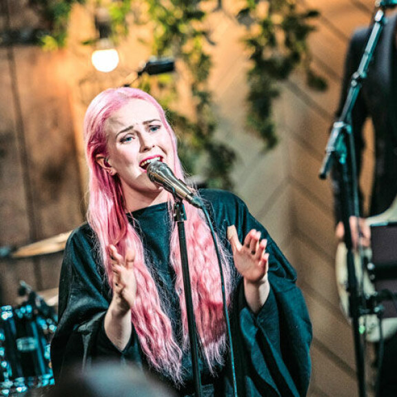 Ellinoora esitti Vain elämää -sarjassa Lauri Ylösen päivänä Spotify-suosikiksi nousseen Funeral Songin. Ellinooran oma päivä nähtiin televisiossa eilen perjantaina 14.9. Ellinooran päivä Vain elämää -sarjassa on perjantaina 14.9.