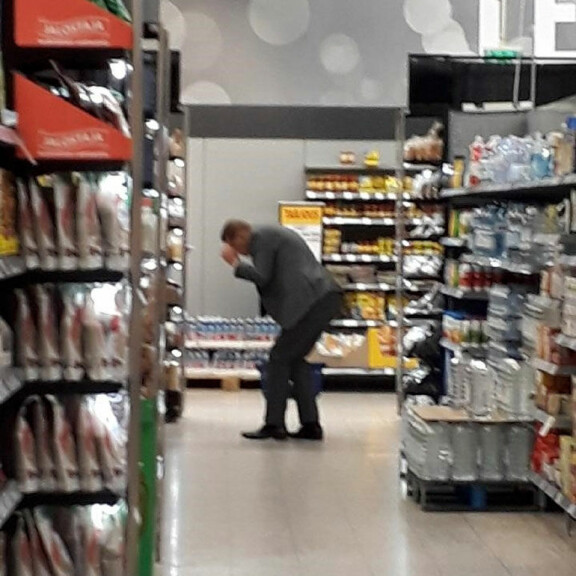 Herkkuhimo iski! Ex-pääministeri Matti Vanhanen etsi sipsejä – kuva! Matti Vanhanen shoppaili sipsejä.
