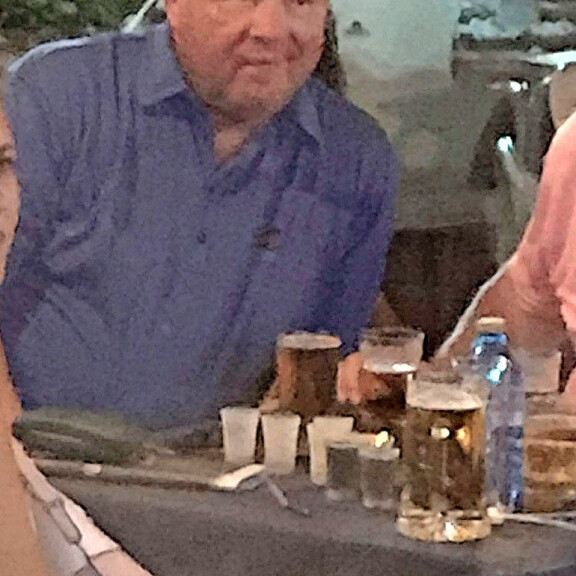 Valmentajalegenda Hannu Jortikalla kostea baari-ilta Espanjassa – haukkui Oulun Kärpät! HAnnu Jortikka baarissa.