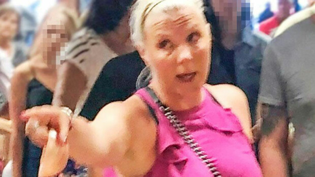 Paljonpuhuvat kuvat Vappu Pimiän ja suomalaisturistien rajusta riidasta lentokentällä – kuka räyhäsi ja kenelle? Vappu Pimiä Rodoksella