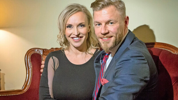 Jutta Gustafsberg kannusti suomalaisia naisia suorassa EVS-lähetyksessä: tutusta elintarvikkeesta apua penishierontaan! Jutta Gustafsberg ja Juha Rouvinen