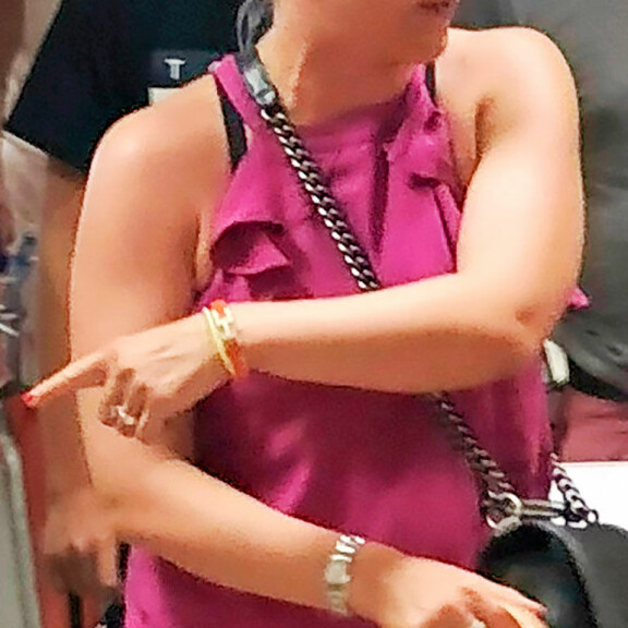 Suosikkijuontaja vietti onnistuneen loman perheensä kanssa Ródoksella. Paluumatkalla muiden suomalaisturistien käytös sai kuitenkin Vapun raivoihinsa. Suosikkijuontaja vietti onnistuneen loman perheensä kanssa Ródoksella. Paluumatkalla muiden suomalaisturistien käytös sai kuitenkin Vapun raivoihinsa.