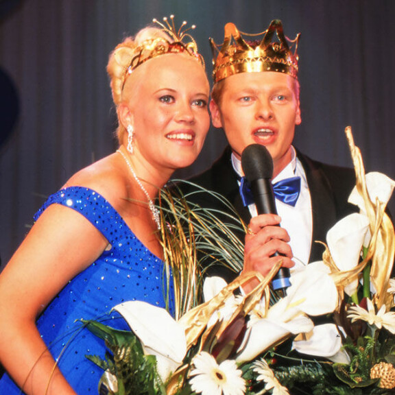 Petri sai tangokruunun päähänsä kolmannella yrittämällä vuonna 1999. Taina Kokkonen sai kutreilleen kuningattaren kruunun. Petri sai tangokruunun päähänsä kolmannella yrittämällä vuonna 1999. Taina Kokkonen sai kutreilleen kuningattaren kruunun.