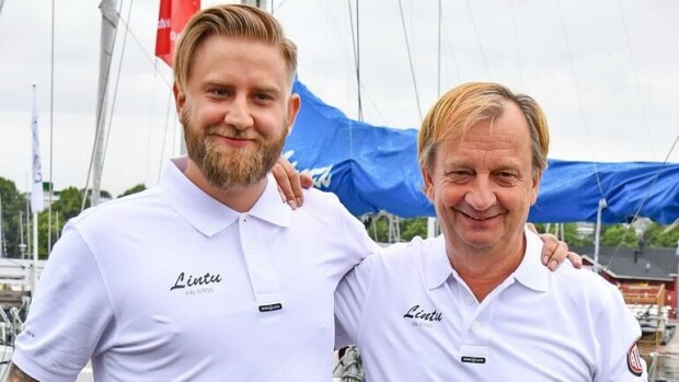 Hjallis Harkimo ja Joel Harkimo poseeraavat rinnakkain – näin suloinen tapaus oli pikku-Jolle! hjallis ja joel
