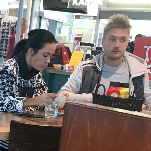 Kääk, Martina Aitolehti ja Stefan Therman lounastivat onnellisina ja tukka pystyssä huoltoasemalla: näin lemmenloma Levillä käynnistyi - katso kuva! martina aitolehti ja stefan therman