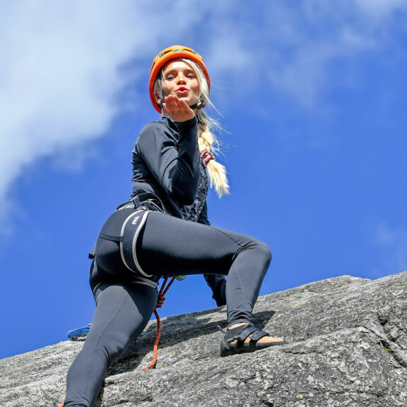 Häikäisevän kaunis Lotta nähdään pian Maikkarilla Tanssii tähtien kanssa -ohjelmassa. – Toistaiseksi tunnen olevani enemmän kotona tuolla kalliolla kuin tanssiparketilla. Mutta ne ovat hyvää vastapainoa toisilleen. Häikäisevän kaunis Lotta nähdään pian Maikkarilla Tanssii tähtien kanssa -ohjelmassa. – Toistaiseksi tunnen olevani enemmän kotona tuolla kalliolla kuin tanssiparketilla. Mutta ne ovat hyvää vastapainoa toisilleen.