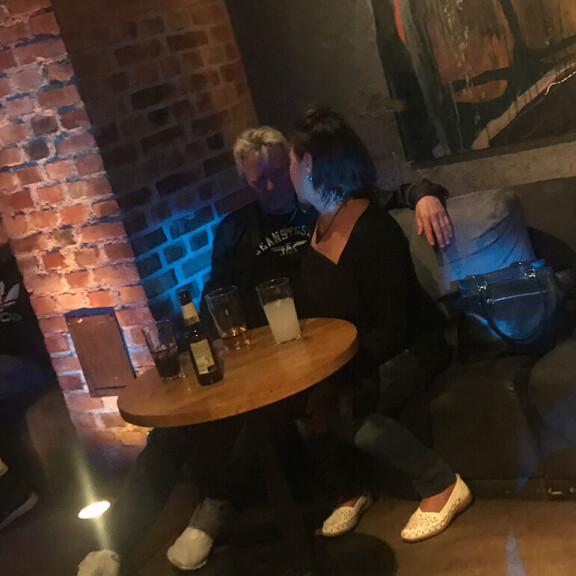 Matti viihtyi erityisen hyvin yökerhon uumenissa tummahiuksisen mysteerinaisen kanssa. Matti viihtyi erityisen hyvin yökerhon uumenissa tummahiuksisen mysteerinaisen kanssa.