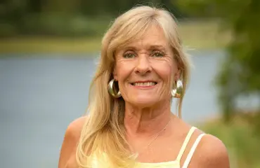 Ensilevytyksestä yli 40 vuotta! Takavuosien supertähti Taiska vaihtoi musiikin teatteriin, mutta keikkailee nyt poikansa kanssa!