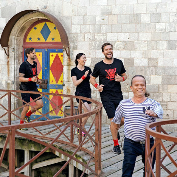 Shirly kilpailee Fort Boyard -ohjelmassa samassa joukkueessa Salkkarit-tähti Mikko Parikan (vas) ja kiekkoilija Siim Liivikin (2.oik.)kanssa. Shirly kilpailee Fort Boyard -ohjelmassa samassa joukkueessa Salkkarit-tähti Mikko Parikan (vas) ja kiekkoilija Siim Liivikin (2.oik.)kanssa.