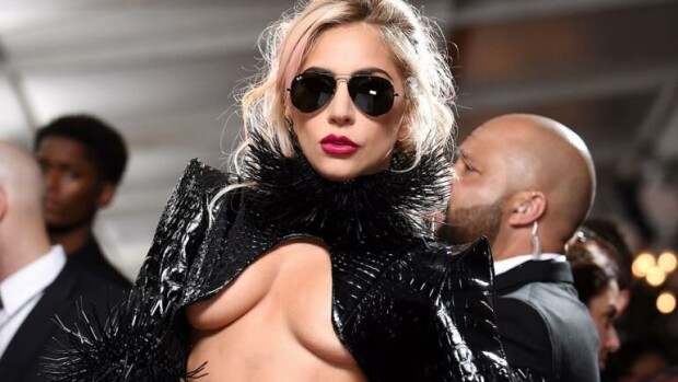Nyt menee häröksi! Lagy Gaga poseeraa pelkissä läpinäkyvissä sukkahousuissa – mustekalapehmolelu haaroissa ja hurja naamio mirrin päällä! lady gaga