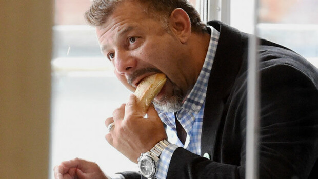 Raskaat syytteet eivät vieneet lelusalakuljettaja Rami Adhamin ruokahalua: ahmi vaimonsa kanssa patonkia hiki hatussa - kuvat! Rami Adham ahmii patonkia