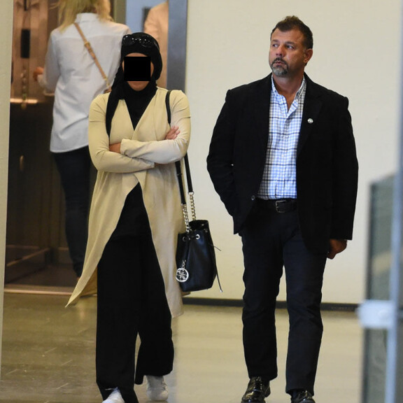 Raskaat syytteet eivät vieneet lelusalakuljettaja Rami Adhamin ruokahalua: ahmi vaimonsa kanssa patonkia hiki hatussa - kuvat! Rami Adham oikeudessa