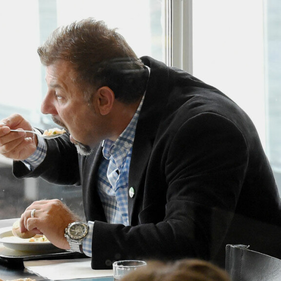 Raskaat syytteet eivät vieneet lelusalakuljettaja Rami Adhamin ruokahalua: ahmi vaimonsa kanssa patonkia hiki hatussa - kuvat! Rami Adham oikeudessa