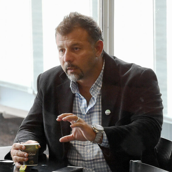 Raskaat syytteet eivät vieneet lelusalakuljettaja Rami Adhamin ruokahalua: ahmi vaimonsa kanssa patonkia hiki hatussa - kuvat! Rami Adham oikeudessa