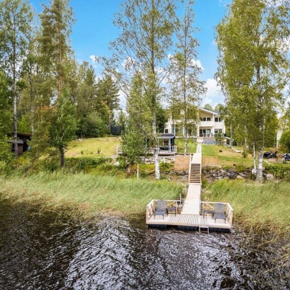 Sami Kapanen myy luksuslukaalinsa 1,5 miljoonalla: kurkkaa yli 600 neliön hirsilinnaan - keittiö isompi kuin tavallinen yksiö! kapanen