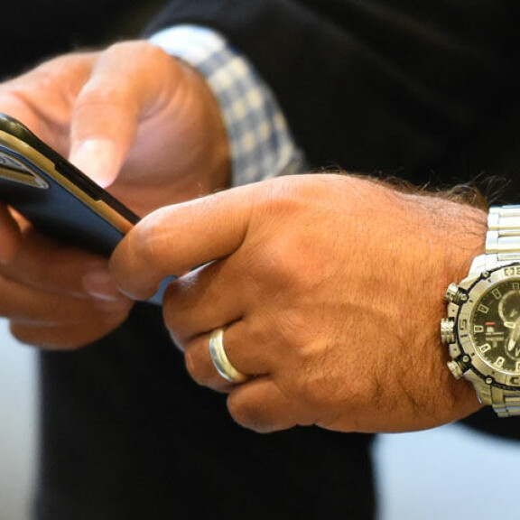 Raskaat syytteet eivät vieneet lelusalakuljettaja Rami Adhamin ruokahalua: ahmi vaimonsa kanssa patonkia hiki hatussa - kuvat! Rami Adham oikeudessa