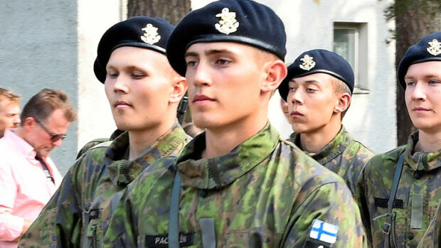 Luksus kaukana! Tässä on poptähti Robinin punkka armeijassa – paljastavat kuvat kasarmilta! Robin Packalen suorittaa varusmiespalvelusta.