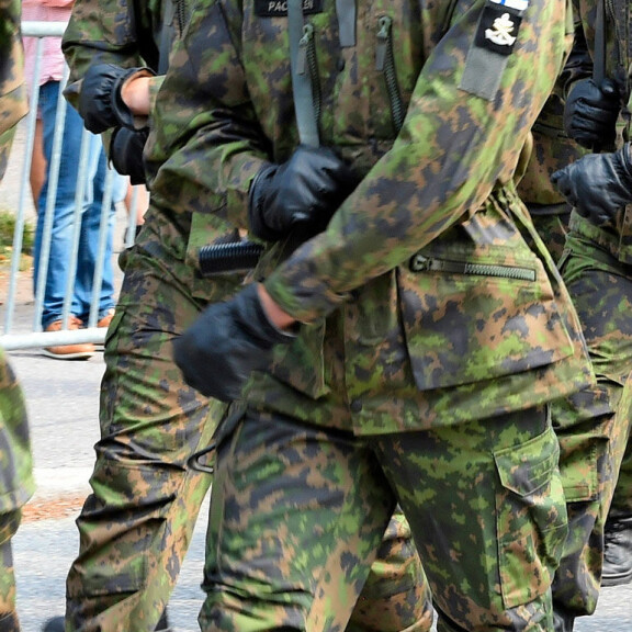 Robin näytti, että marssiminen sujuu häneltä vähintään yhtä komeasti kuin laulaminen. Robin näytti, että marssiminen sujuu häneltä vähintään yhtä komeasti kuin laulaminen.