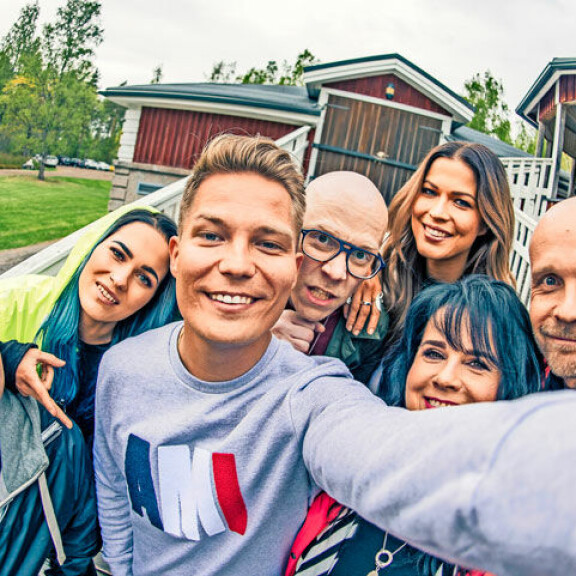 Vain elämää -ohjelman piti alun perin tulla jo vuonna 2011, mutta se siirtyikin vuodella. Ohjelma räjäytti Cheekin suosion, minkä jälkeen hän on esiintynyt lukuisia kertoja loppuunmyydyille jäähalleille ja kahdesti Olympiastadionilla. Vain elämää -ohjelman piti alun perin tulla jo vuonna 2011, mutta se siirtyikin vuodella. Ohjelma räjäytti Cheekin suosion, minkä jälkeen hän on esiintynyt lukuisia kertoja loppuunmyydyille jäähalleille ja kahdesti Olympiastadionilla.