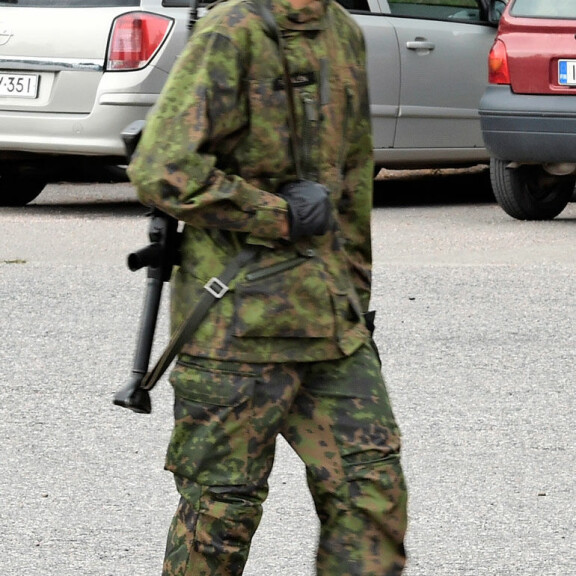 Robin marssi aseenluovutukseen päättäväinen ilme kasvoillaan. Robin marssi aseenluovutukseen päättäväinen ilme kasvoillaan.