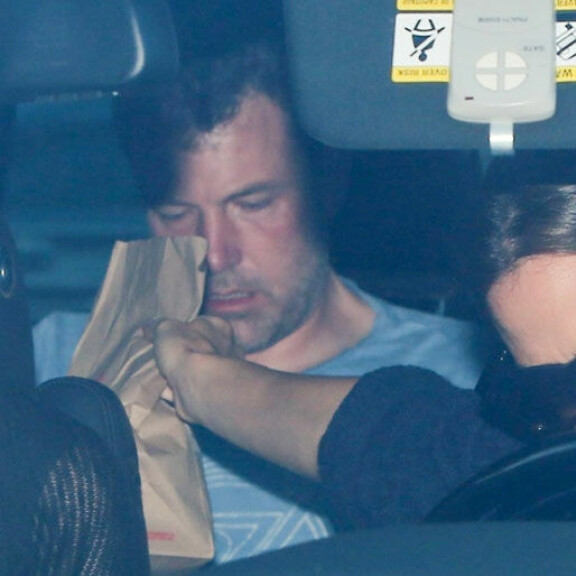 Paparazzi iski: Jennifer Garner vei päihderiippuvaisen ex-miehensä Ben Affleckin hoitoon - näin heikossa hapessa mies on! Katso paljon puhuvat kuvat! Affleck
