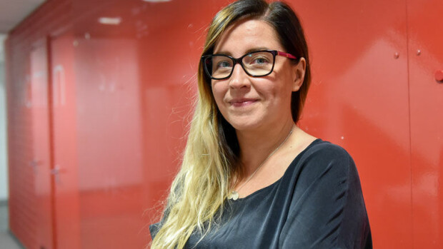Hups! Juontaja Jenni Pääskysaari yllätti kadulla: ”Olivatkohan housut jääneet pukematta?” - kuva! Jenni Pääskysaari herätti huomiota.
