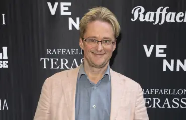 Kuumaa lempeä kesäyössä! Mikael Jungner ja kuvankaunis brunetti vaihtoivat kiihkeitä suudelmia - katso kuvat!
