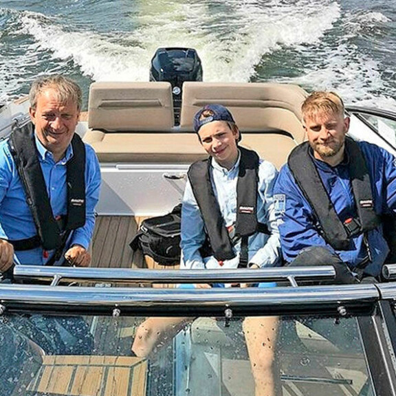 Hjallis Harkimo myi ökypaattinsa Jethro Rostedtille juuri ennen uppoamista – tällä 115 000 euron Flipperillä Hjallis kruisailee nyt! Hjallis Harkimo ja pojat veneellä.