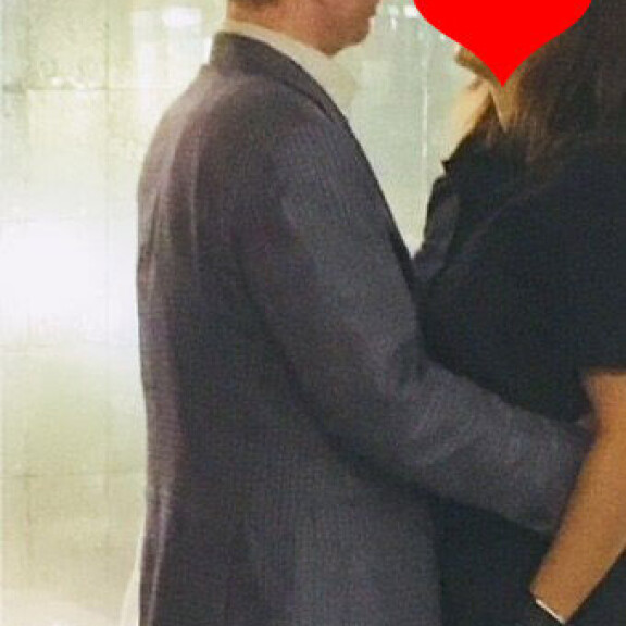 Kuumaa lempeä kesäyössä! Mikael Jungner ja kuvankaunis brunetti vaihtoivat kiihkeitä suudelmia - katso kuvat! Mikael Jungner tunnelmoi Annankadulla.