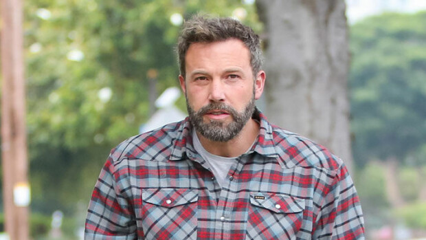 Kuvat! Ben Affleck viikonloppuisänä: Samuel-poika sai armottoman huutoraivarin – Hollywood-tähti lepytteli jälkikasvuaan donitseilla! Ben Affleckin poika sai raivarin.