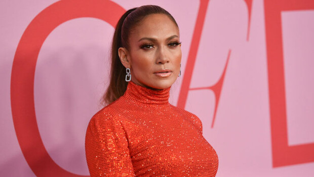 Uskoisitko?! Supertähti Jennifer Lopez täyttää 50 vuotta – maailman kauneimmaksi äänestetty seksipommi juhlii synttäreitään pitkään ja hartaasti! Jennifer Lopez täyttää 50 vuotta.