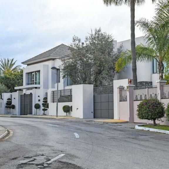 Talo on kadulta nähtynä varsin massiivinen, eikä se ole halpakaan. Talo on kadulta nähtynä varsin massiivinen, eikä se ole halpakaan.