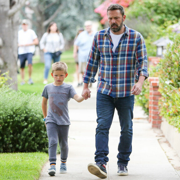 Kuvat! Ben Affleck viikonloppuisänä: Samuel-poika sai armottoman huutoraivarin – Hollywood-tähti lepytteli jälkikasvuaan donitseilla! Ben Affleck ja poika.