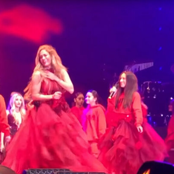 Jennifer vakuuttaa laulu- ja tanssitaidoillaan. Tähden On The Floor -musiikkivideota on katsottu YouTubessa yli 1,8 miljardia kertaa. Jennifer vakuuttaa laulu- ja tanssitaidoillaan. Tähden On The Floor -musiikkivideota on katsottu YouTubessa yli 1,8 miljardia kertaa.