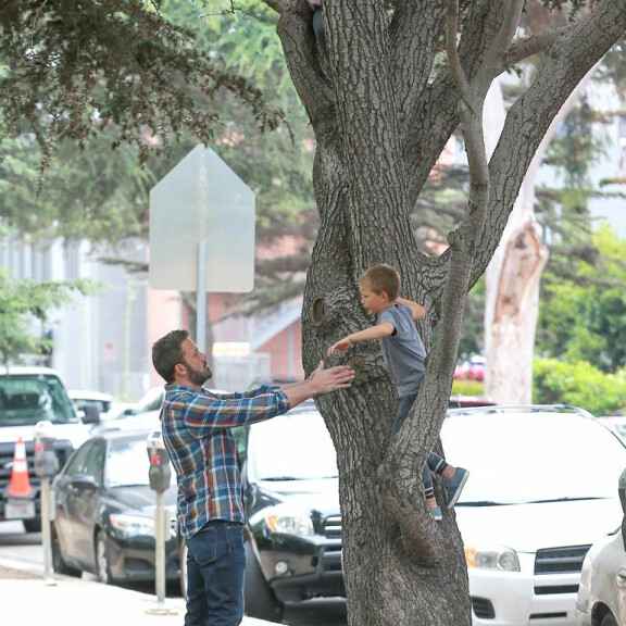 Kuvat! Ben Affleck viikonloppuisänä: Samuel-poika sai armottoman huutoraivarin – Hollywood-tähti lepytteli jälkikasvuaan donitseilla! Ben Affleck ja poika.