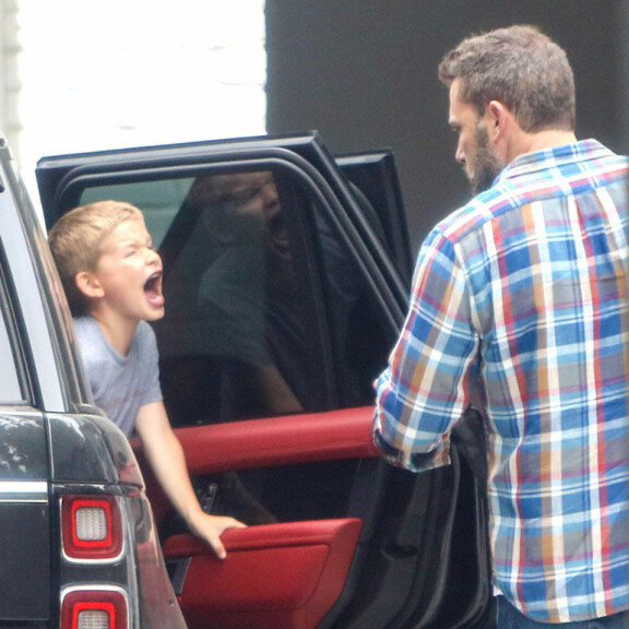 Kuvat! Ben Affleck viikonloppuisänä: Samuel-poika sai armottoman huutoraivarin – Hollywood-tähti lepytteli jälkikasvuaan donitseilla! Ben Afleck ja poika huutaa