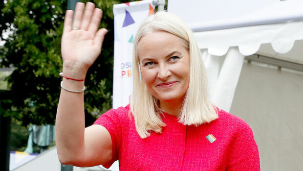 Kuva! Norjan kruununprinsessa Mette-Marit herätti huomiota sateenkaarikengillä Pride-kulkueessa! Mette-Marit edusti sateenkaarikengissä.