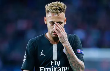Jalkapallotähti Neymar pettämishuhuissa - pyytää anteeksi raskaana olevalta tyttöystävältään