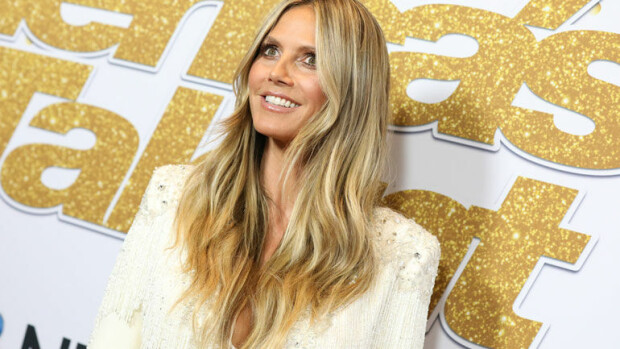 Kurvipommi Heidi Klum, 45, esitteli täydellistä rantakroppaansa: nänni pullahti esiin villeissä vesileikeissä – kuvat! Heidi Klum viihtyi rannalla.