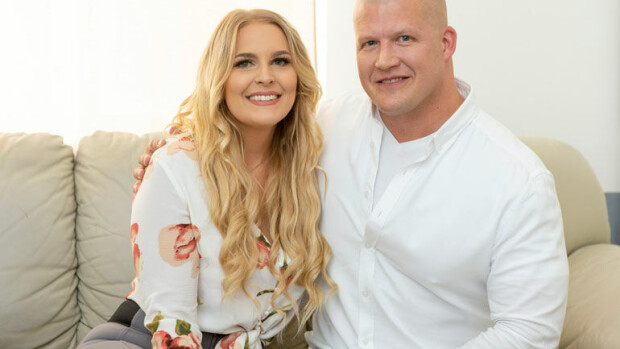 Huhhuh! Tosi-tv-seksipommi Anne-Mari Miettinen ja Gladiaattoreista tuttu Petteri-rakas pitävät ökyluokan ravintolahäät: Emme aio säästellä! Anne-Mari Miettinen ja Petteri avioituvat syyskuussa.