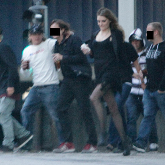 Ennenjulkaisemattomat ryyppykuvat Kimi Räikkösestä: salakuljetti viinaa ulos ravintolasta julkkiskaunottaren kanssa - katso! Kimi lähtee Teatterista